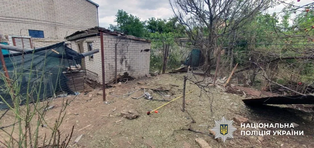 Пошкоджені будинки та автомобіль поліції в Херсоні після російських обстрілів 2