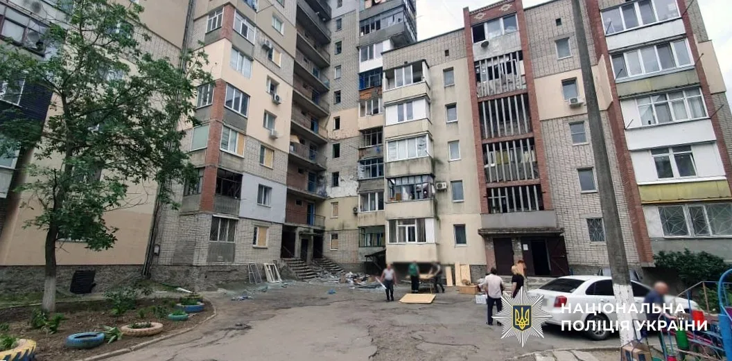 Пошкоджені будинки та автомобіль поліції в Херсоні після російських обстрілів 4