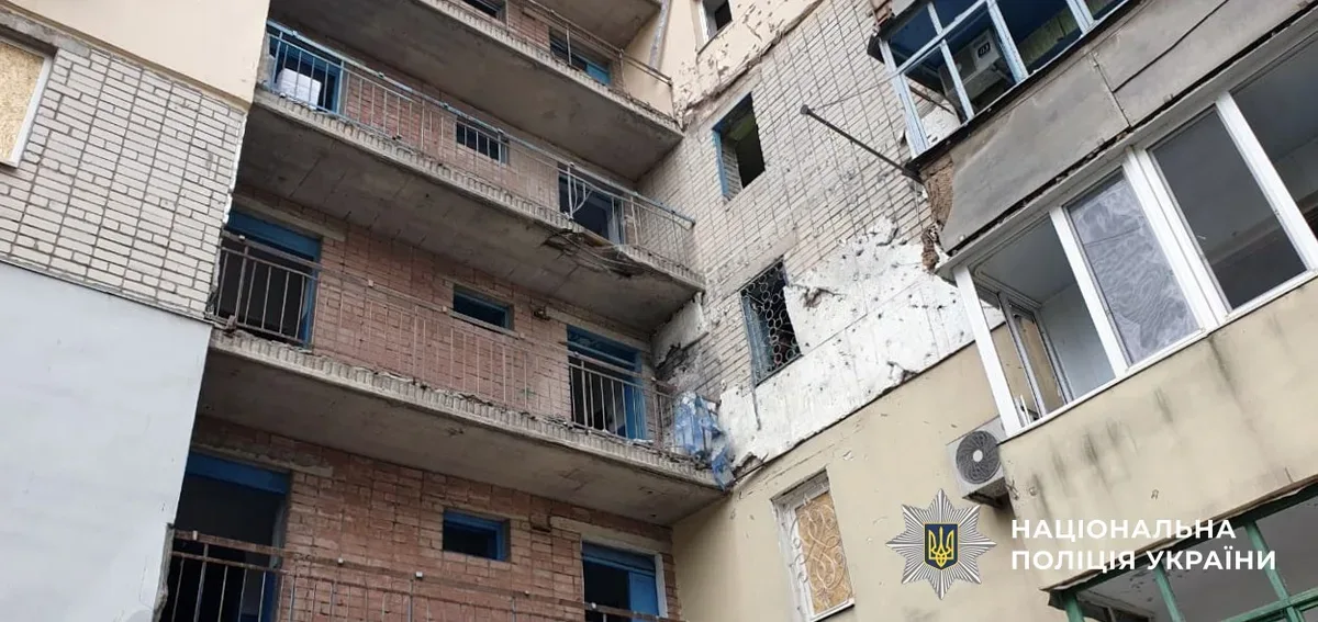 Пошкоджені будинки та автомобіль поліції в Херсоні після російських обстрілів 5