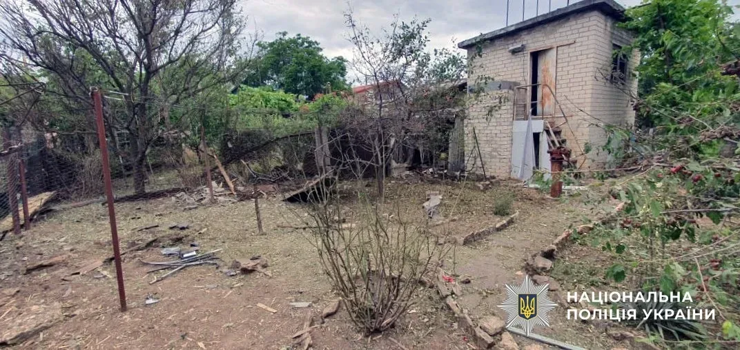 Пошкоджені будинки та автомобіль поліції в Херсоні після російських обстрілів 6