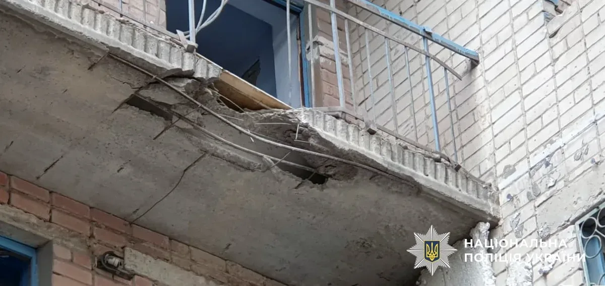 Пошкоджені будинки та автомобіль поліції в Херсоні після російських обстрілів 7