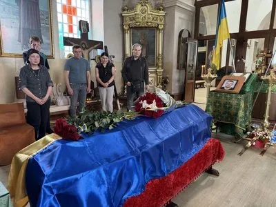 У Херсоні попрощалися з Романом Платоновим, який загинув на Донеччині, його мати шукала сина півтора року 2