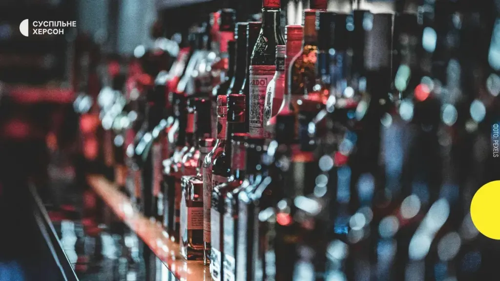 У Херсоні судитимуть п’ятьох за продаж понад 800 літрів фальсифікату