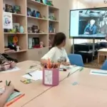 Учасники студії «Joy Art» обговорюють органічну архітектуру Френка Райта у Херсоні.