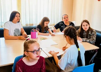 Учасники студії «Joy Art» обговорюють органічну архітектуру Френка Райта у Херсоні. 1