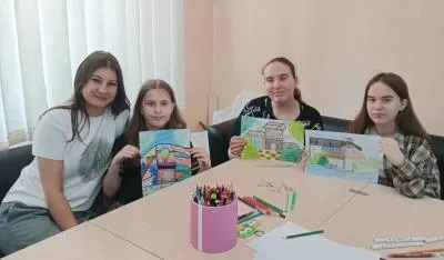Учасники студії «Joy Art» обговорюють органічну архітектуру Френка Райта у Херсоні. 2