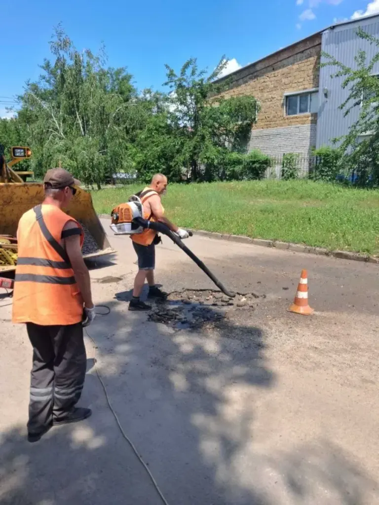 У Херсоні відновили ямковий ремонт доріг і прибирали вулиці