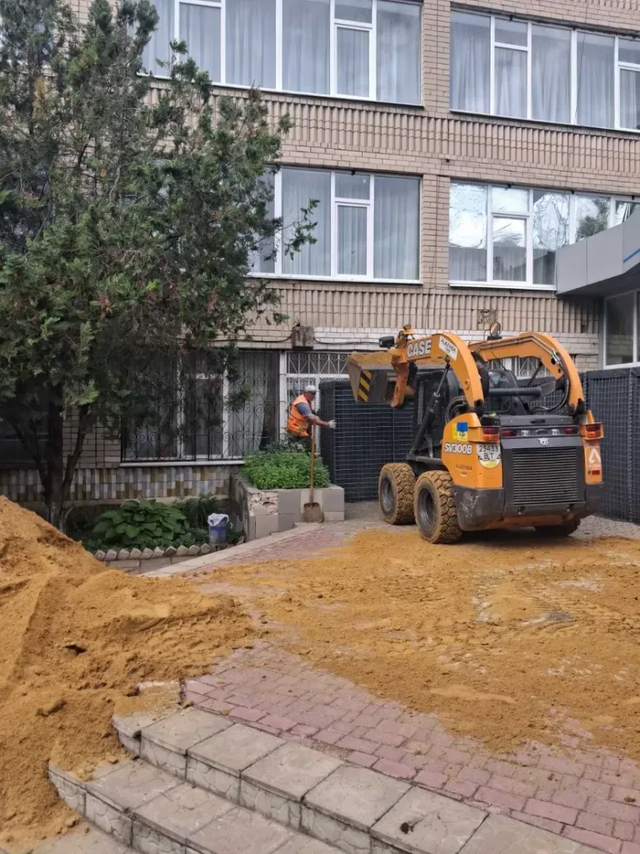 Працівники комунальної служби проводять ямковий ремонт дороги в Херсоні, закладаючи вибоїни. 3