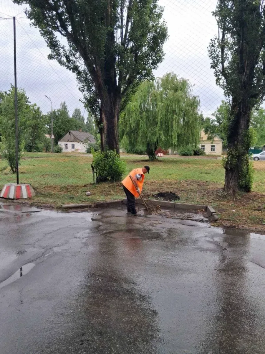 Працівники комунальної служби проводять ямковий ремонт дороги в Херсоні, закладаючи вибоїни. 8