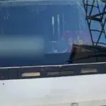 Пошкоджений автобус після обстрілу російськими військовими в Корабельному районі Херсона, постраждалі люди