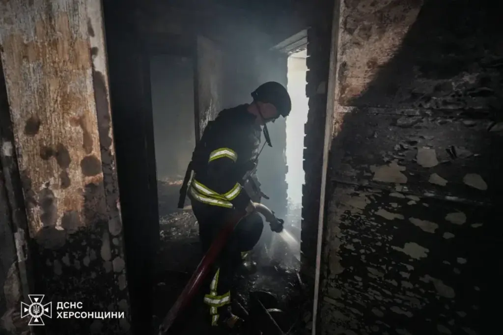 У Херсоні загорілися квартири через влучання дрона, п’ятеро поранених