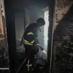 Рятувальники ДСНС працюють на місці пожежі в багатоповерховому будинку в Херсоні після влучання дрона
