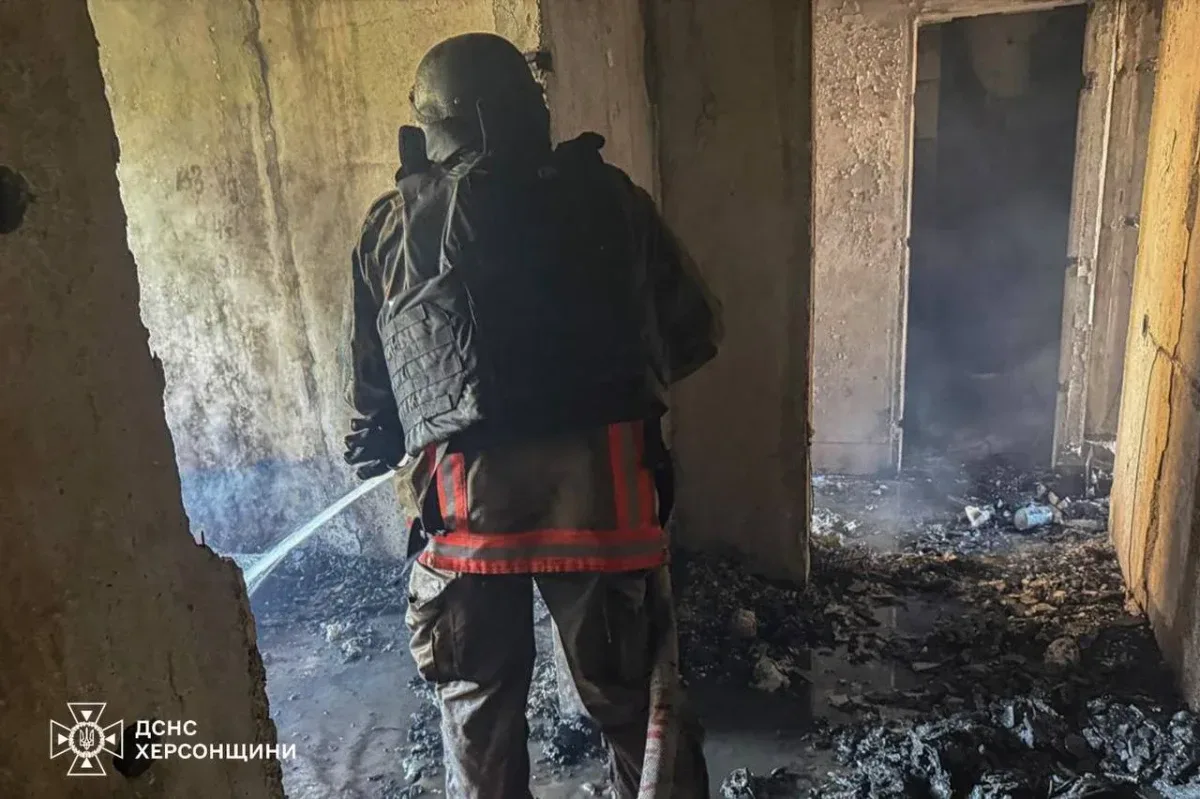 Рятувальники ДСНС працюють на місці пожежі в багатоповерховому будинку в Херсоні після влучання дрона 1