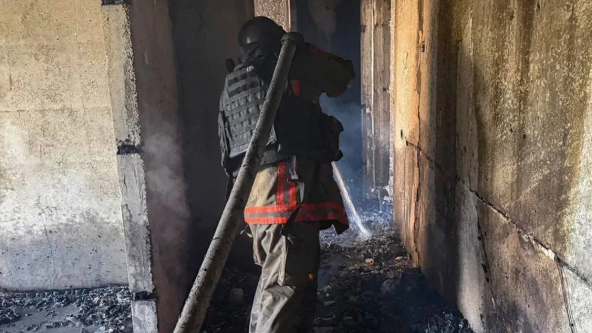 Рятувальники ДСНС працюють на місці пожежі в багатоповерховому будинку в Херсоні після влучання дрона 3