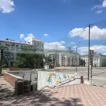 Зруйновані будинки та пошкоджена інфраструктура в Херсоні після російського обстрілу