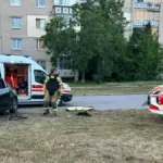 Пошкоджений легковий автомобіль після ДТП, рятувальники деблокують постраждалих