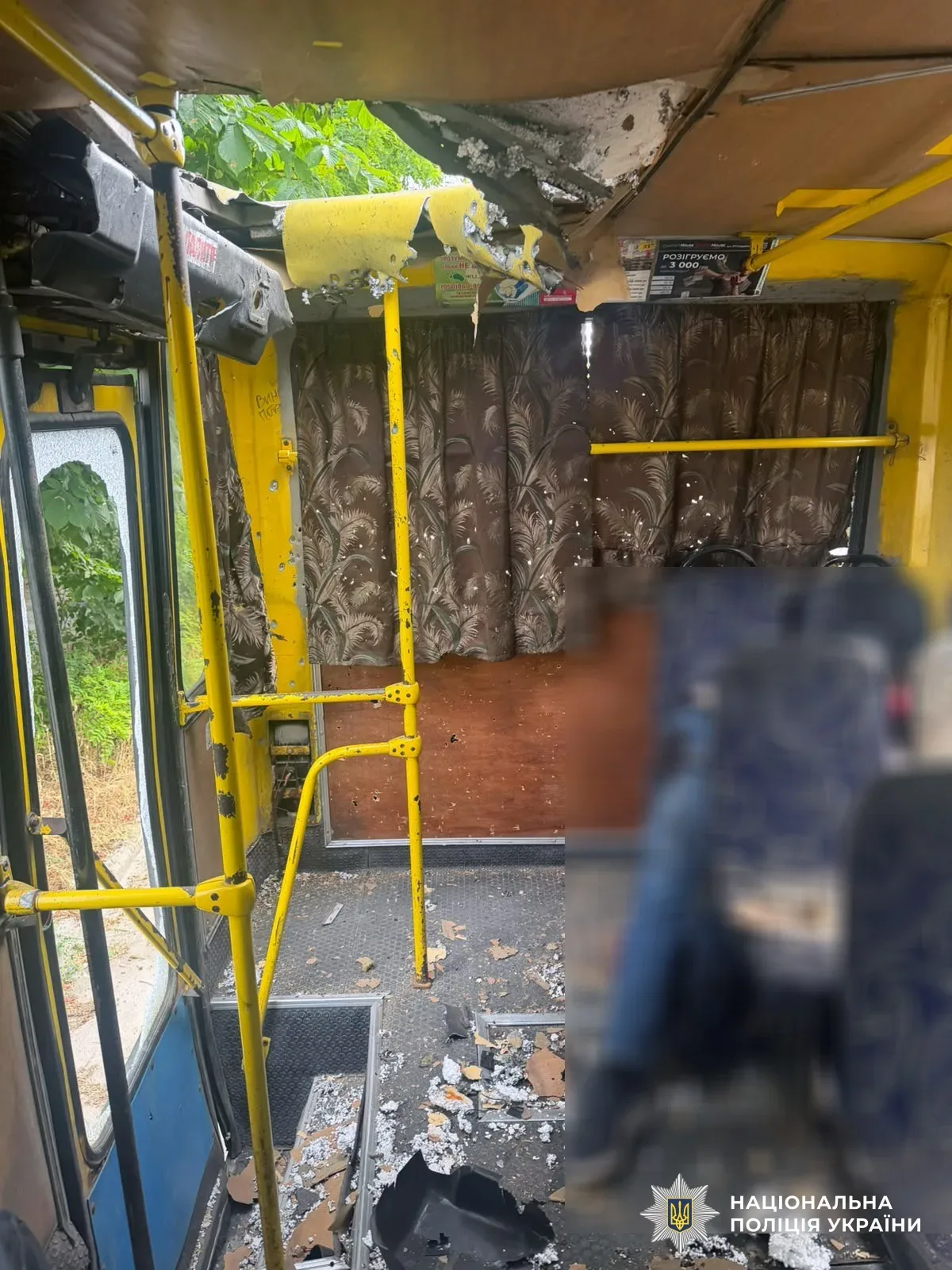 Пошкоджений дрон або місце обстрілу в Херсоні, поліцейські документують наслідки атаки 1