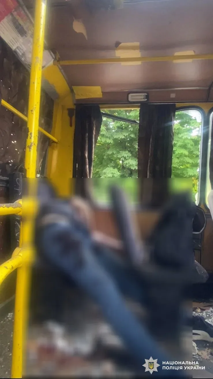 Пошкоджений дрон або місце обстрілу в Херсоні, поліцейські документують наслідки атаки 2