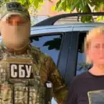 Співробітники СБУ затримують жінку, підозрювану у колабораційній діяльності в Херсоні.