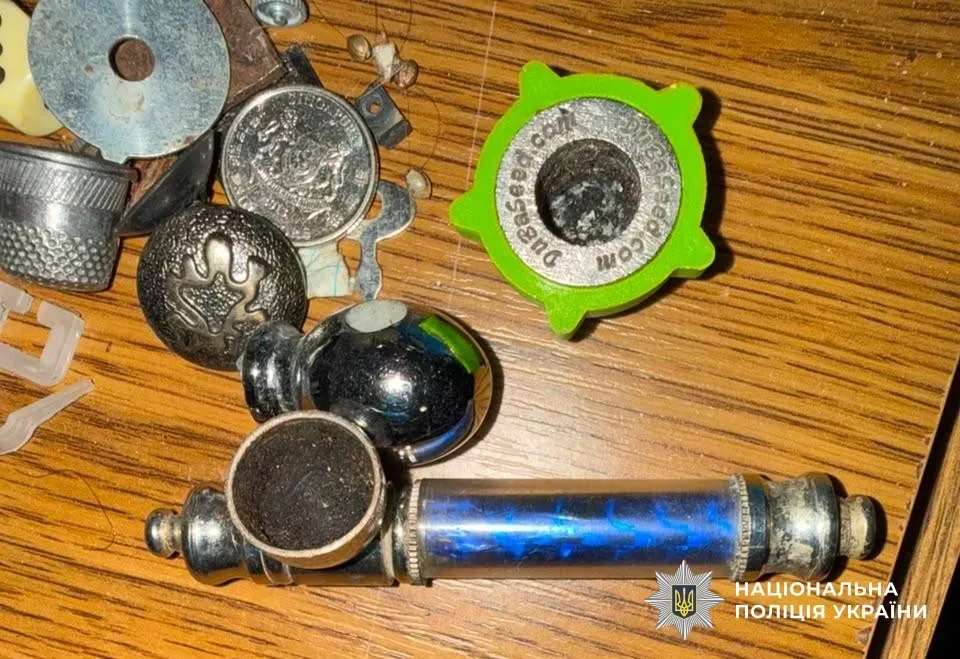 Поліцейські затримують наркоторговців у Херсоні, вилучені наркотики та гроші 1