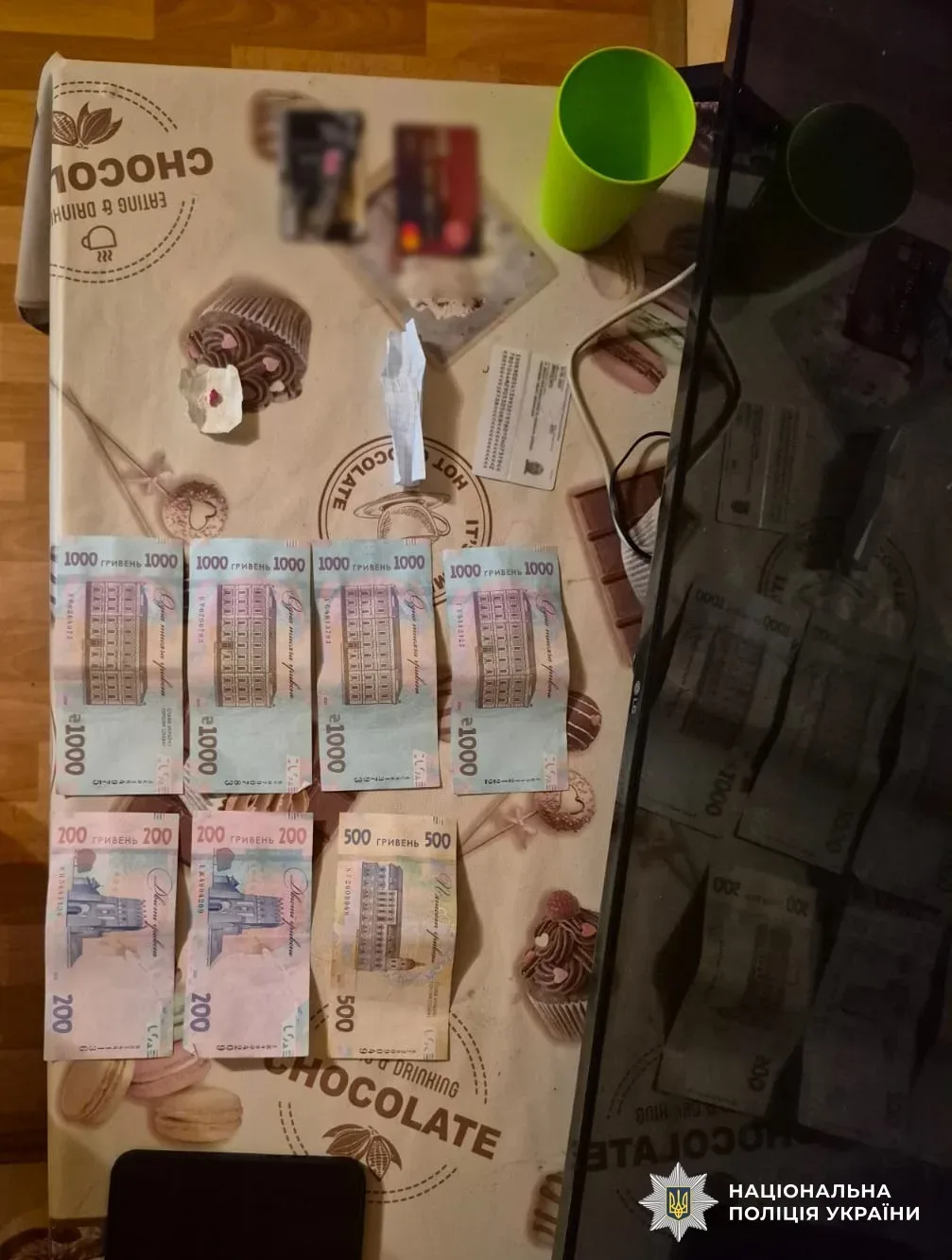 Поліцейські затримують наркоторговців у Херсоні, вилучені наркотики та гроші 3