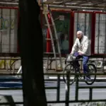 Зупинений тролейбус на вулиці Херсона через ремонт контактної мережі