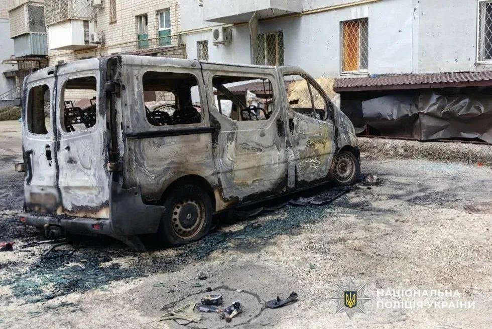 Пошкодження житлових будинків та інфраструктури в Херсоні після російських обстрілів 1