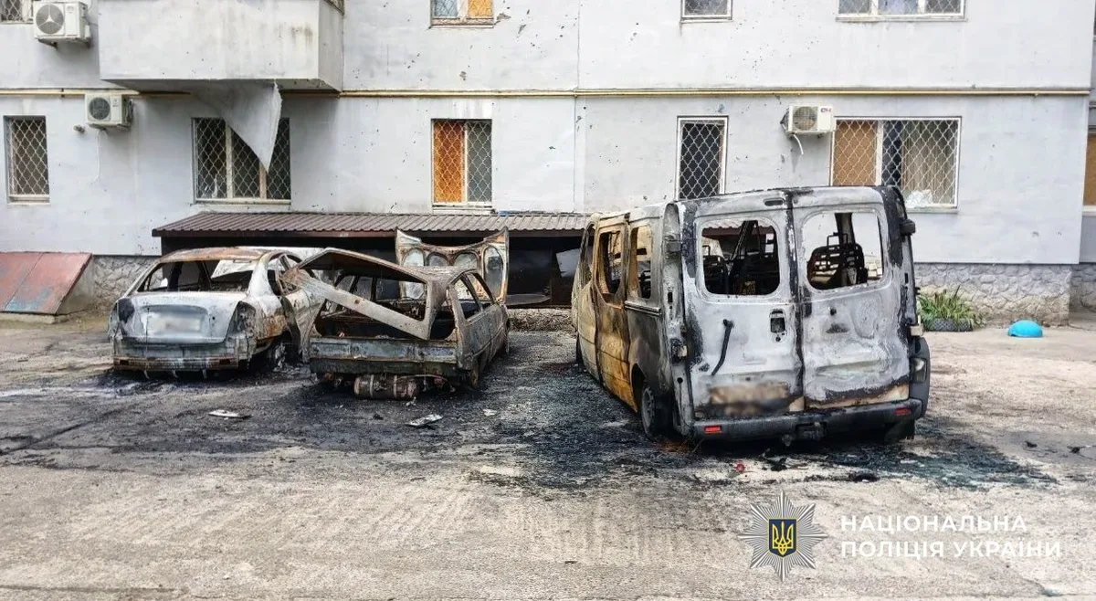 Пошкодження житлових будинків та інфраструктури в Херсоні після російських обстрілів 5