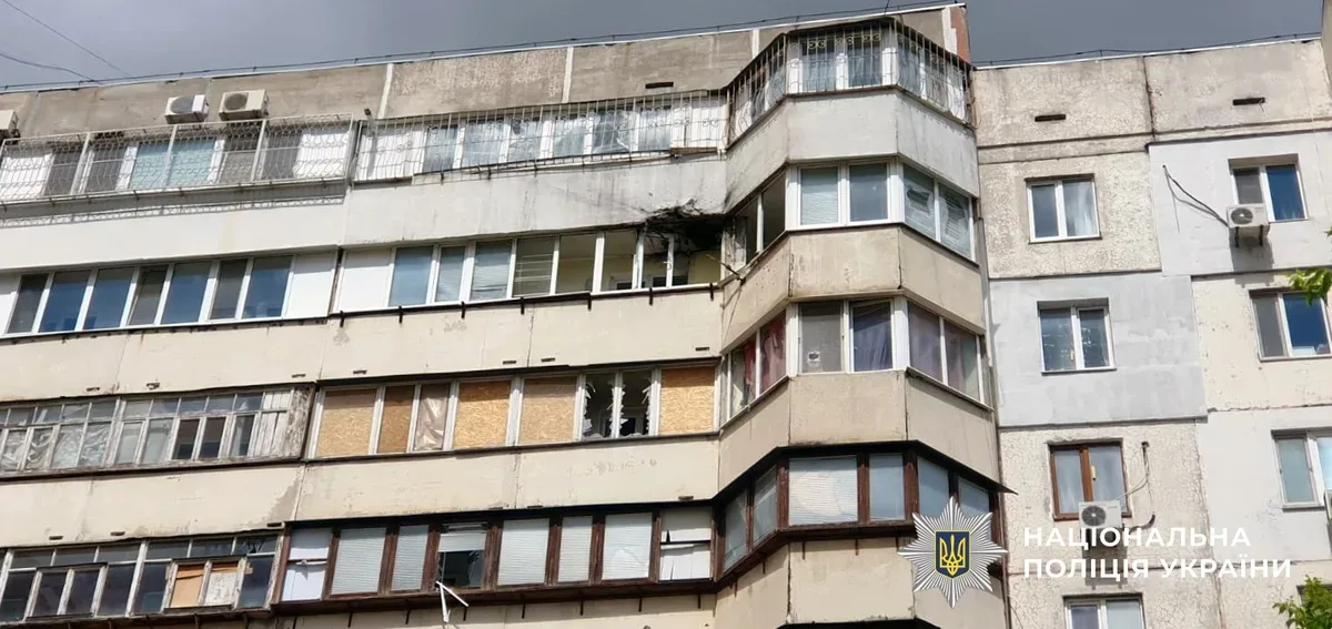 Пошкодження житлових будинків та інфраструктури в Херсоні після російських обстрілів 7