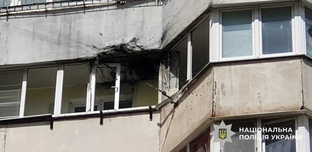 Пошкодження житлових будинків та інфраструктури в Херсоні після російських обстрілів 8