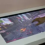 Діти взаємодіють з інтерактивним столом Elpix у херсонському Maker Space, подорожуючи світом та вивчаючи нове
