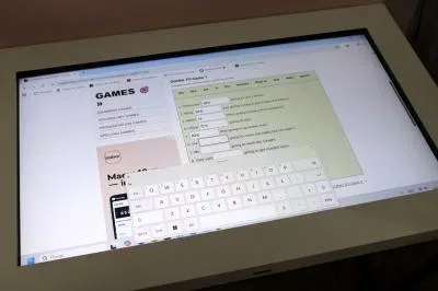 Діти взаємодіють з інтерактивним столом Elpix у херсонському Maker Space, подорожуючи світом та вивчаючи нове 2