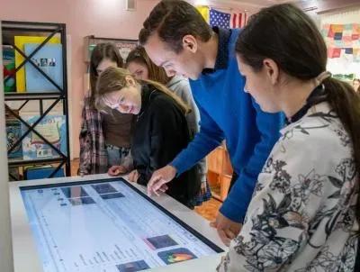 Діти взаємодіють з інтерактивним столом Elpix у херсонському Maker Space, подорожуючи світом та вивчаючи нове 3