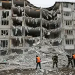 Рятувальники розбирають завали після обстрілу житлового району Херсона