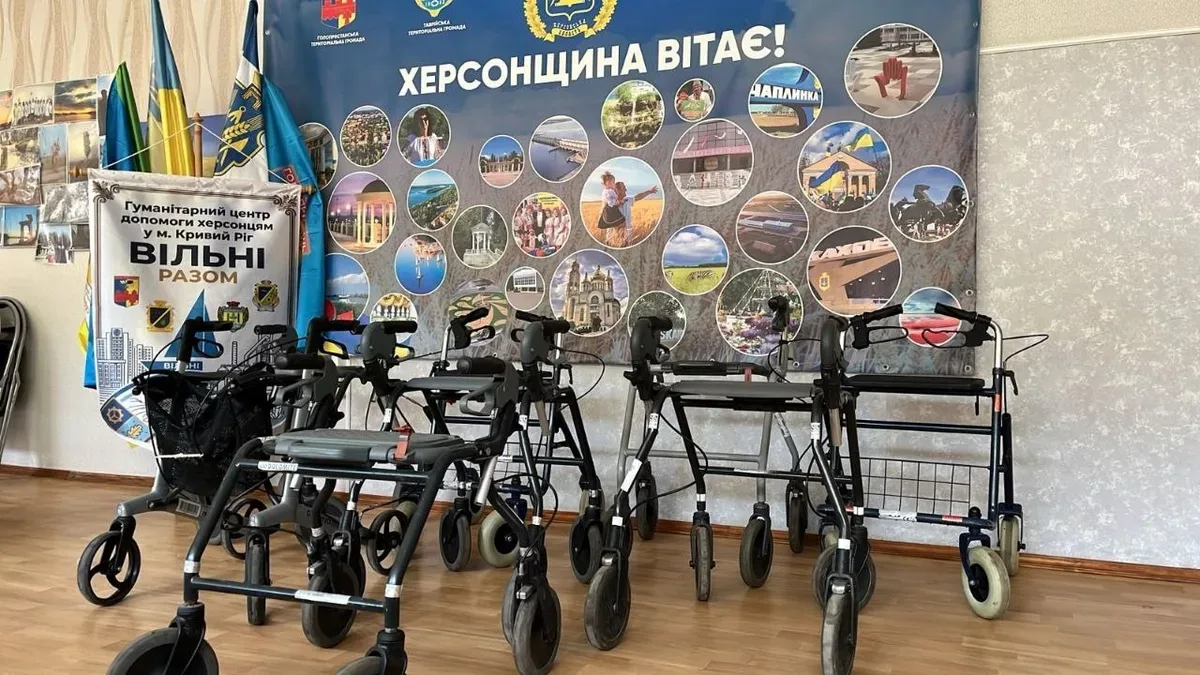 Сім'ї-переселенці з Херсонщини отримують дитяче харчування та гігієнічні засоби в центрі допомоги 1
