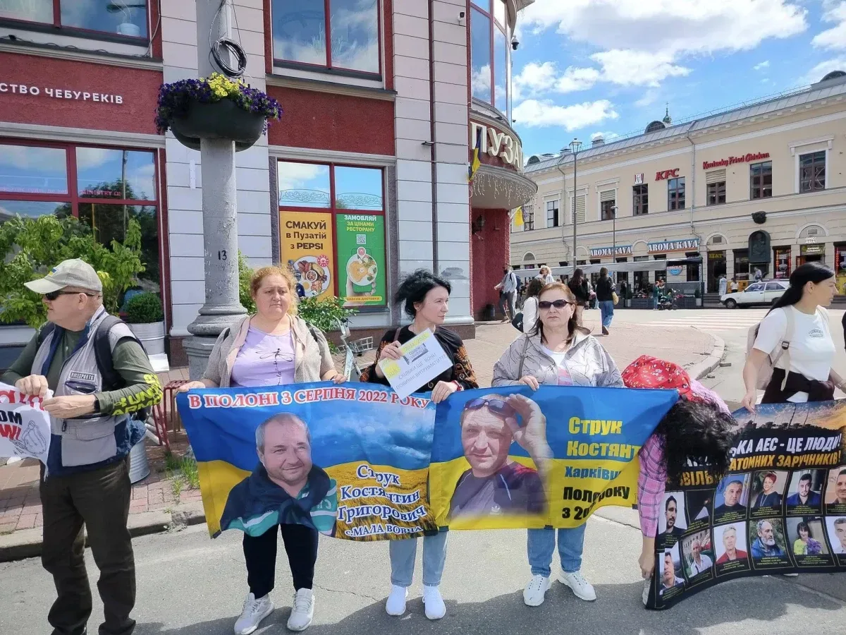 Акція на Контрактовій площі в Києві на підтримку цивільних полонених з Херсонщини. 1