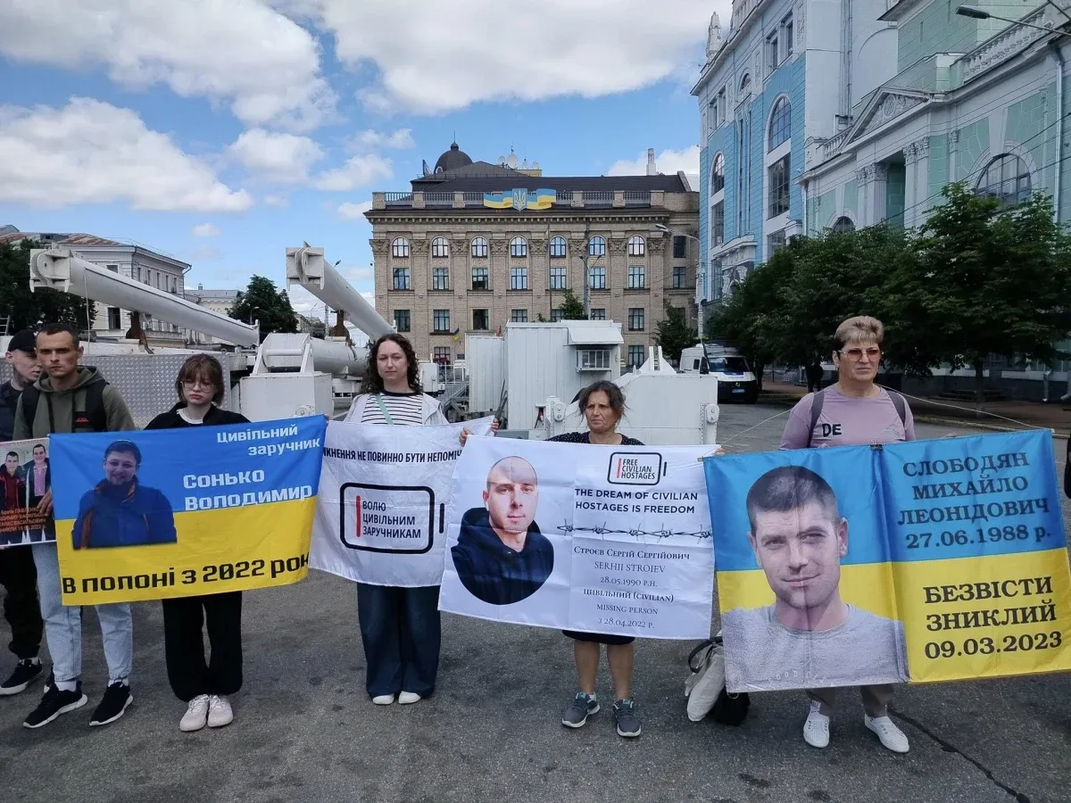 Акція на Контрактовій площі в Києві на підтримку цивільних полонених з Херсонщини. 3