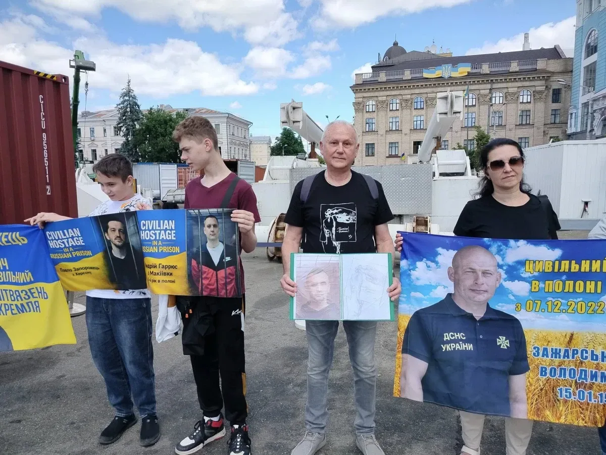 Акція на Контрактовій площі в Києві на підтримку цивільних полонених з Херсонщини. 4