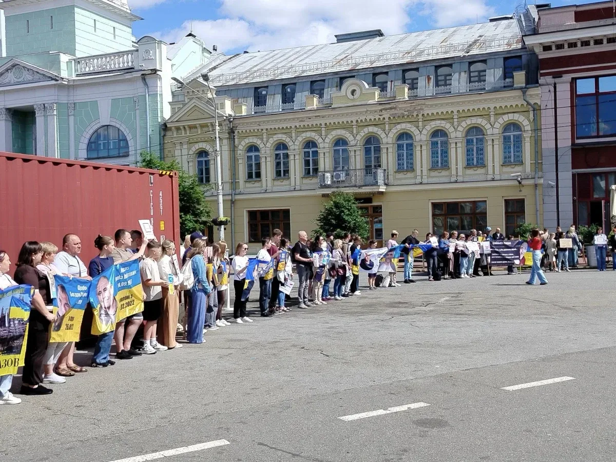 Акція на Контрактовій площі в Києві на підтримку цивільних полонених з Херсонщини. 5