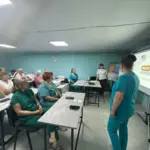 Сучасна тренінгова кімната для медичних працівників, обладнана комп'ютерною та мультимедійною технікою