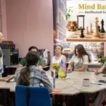 Учасники молодіжного клубу «SpeakUp» у Херсоні під час інтелектуальної вікторини «Mind Battle»