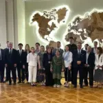 Представники МЗС та дипломатичного корпусу оглядають виставку "Повернення пам'яті Херсона" про викрадене мистецтво