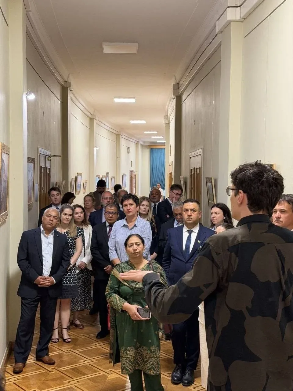 Представники МЗС та дипломатичного корпусу оглядають виставку "Повернення пам'яті Херсона" про викрадене мистецтво 1