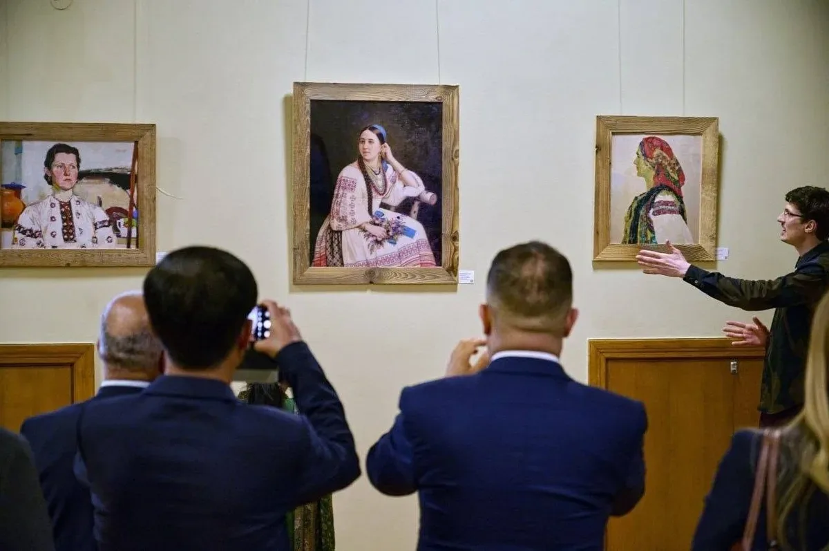 Представники МЗС та дипломатичного корпусу оглядають виставку "Повернення пам'яті Херсона" про викрадене мистецтво 3