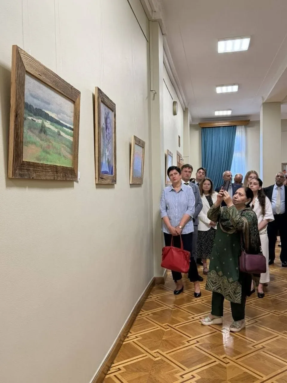 Представники МЗС та дипломатичного корпусу оглядають виставку "Повернення пам'яті Херсона" про викрадене мистецтво 6
