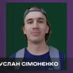 Свічка пам'яті та квіти на знак скорботи за загиблим розмінувальником Русланом Сімонєнком у Новопетрівці, Херсон