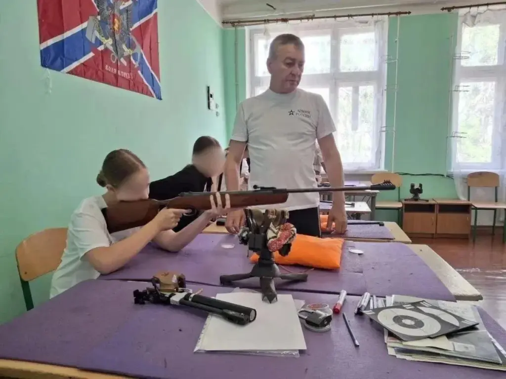 У Скадовську окупанти залучили школярів до стрільби на «День Росії»