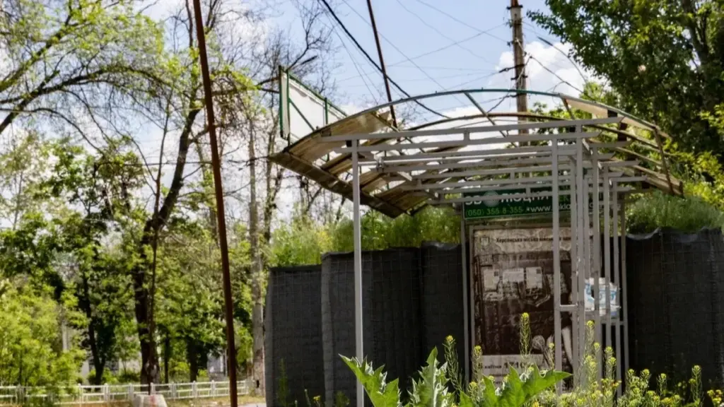 У центрі Херсона дрон атакував зупинку, поранено 62-річного чоловіка