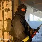Пожежа на даху багатоповерхової нежитлової будівлі в центрі Херсона після удару російського дрона