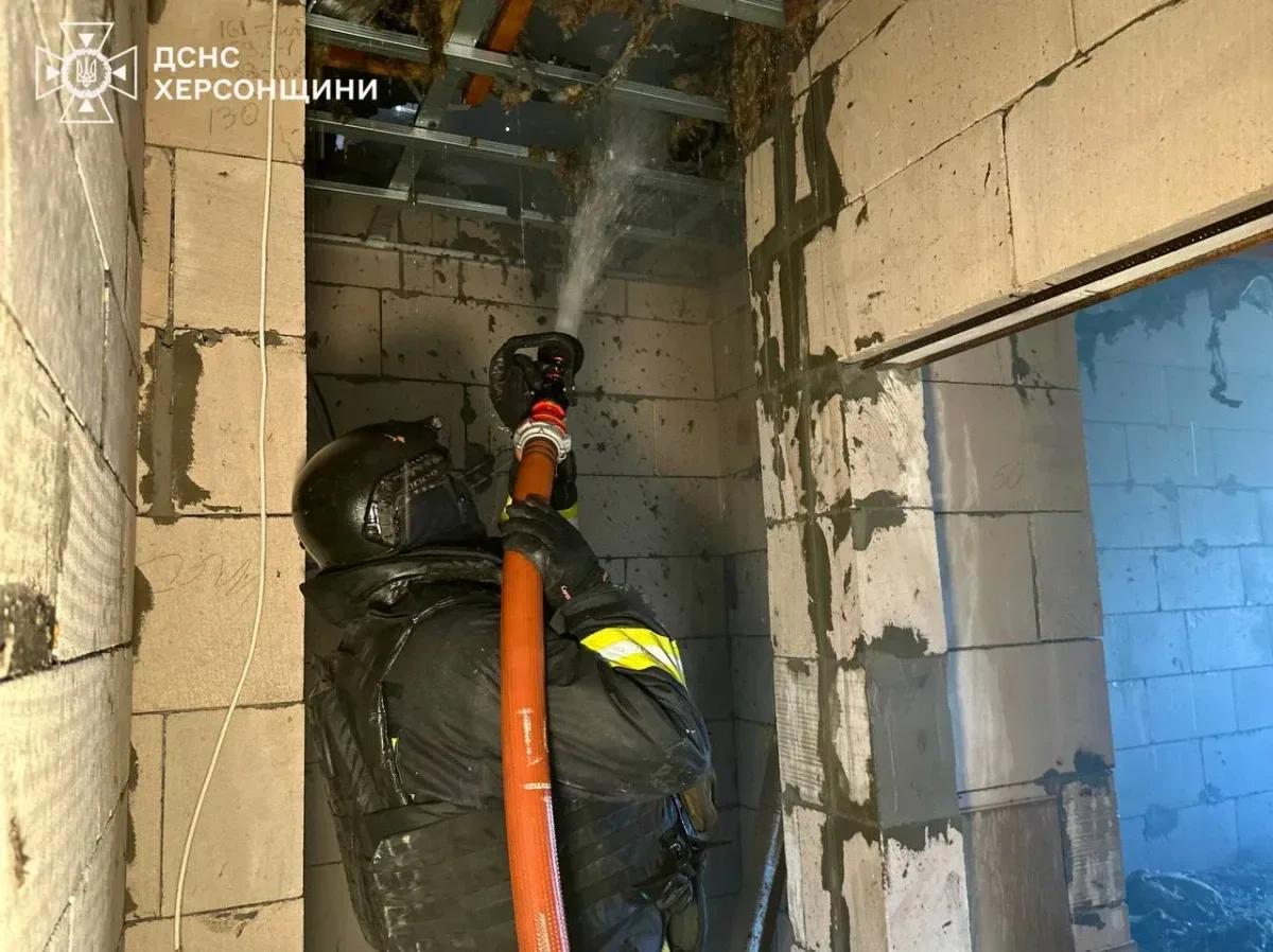 Пожежа на даху багатоповерхової нежитлової будівлі в центрі Херсона після удару російського дрона 1